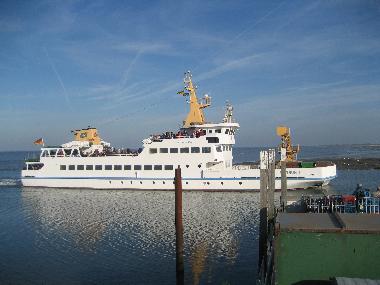 Hafen in Ne�mersiel mit Schiff von Baltrum kommend