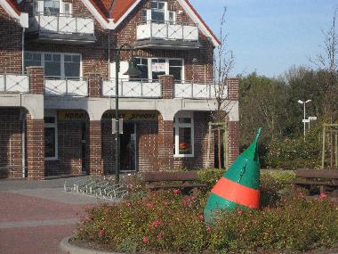 Dorfplatz Ne�mersiel mit EDEKA und einer B�ckerei