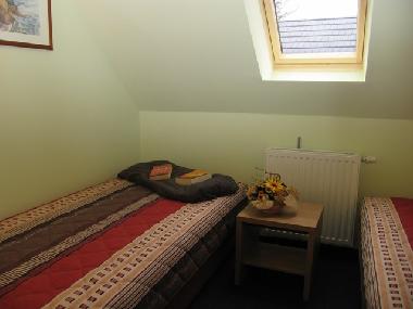 Kleines Schlafzimmer mit 2 Einzelbetten