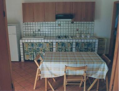 Wohnraum mit K�chenzeile, von dem Terrassenfenster