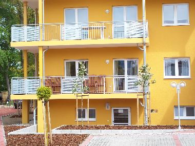 Appartement mit Balkon, Balkonmbeln, Sonnenschirm und Wind- und Sichtschutz