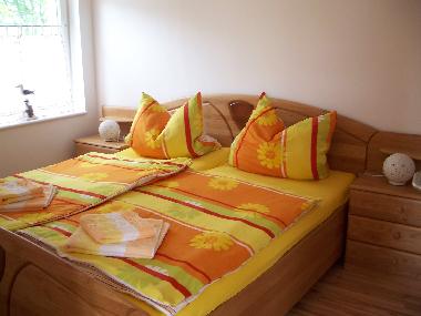 Schlafzimmer mit Doppelbett (1,80 x 2,00 m)