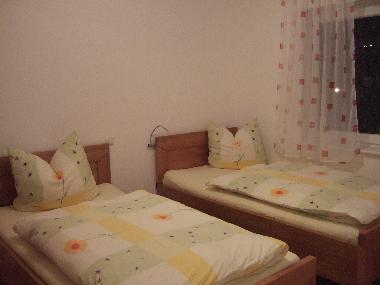 2. Schlafzimmer mit zwei Einzelbetten (je 1,00 x 2,00 m)