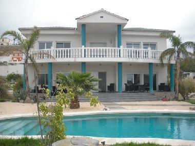 Villa mit gro�em Pool inmitten einem 2500 qm gro�en Garten in Golfplatzn�he