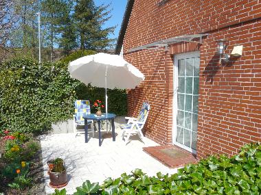 Groe, mblierte Terrasse - sehr gepflegt !