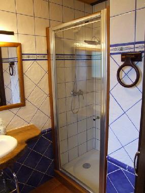 Badezimmer mit Dusche und WC mit gefederte Sitze