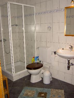 Kleines Bad  mit Dusche