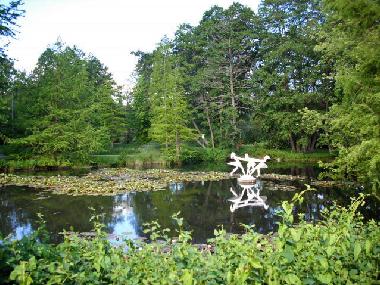 Tanzende Mdchen im Kurpark