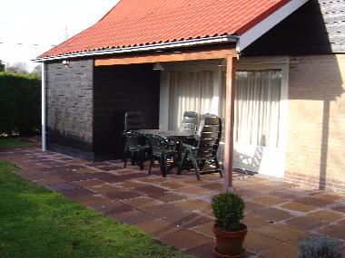 Terrasse mit Gartenmbel