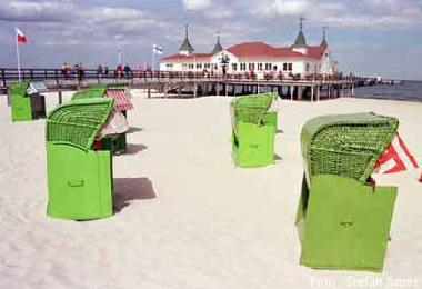 Strand mit Seebrcke im Hintergrund