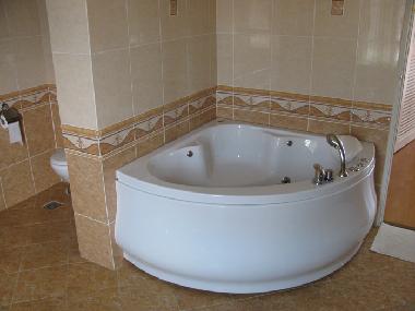 Studio: Badezimmer mit Wirlpool