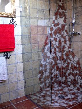 Romatisches Badezimmer mit bodenebener Regendusche