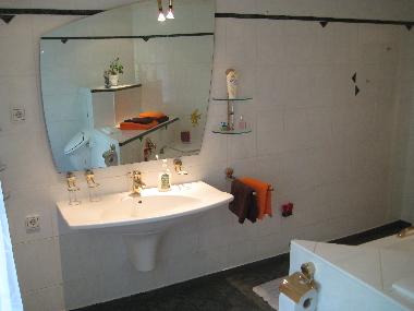 Bad mit Wanne und Dusche