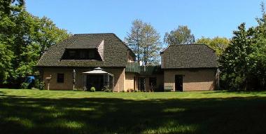 Haus am Wald - R�ckansicht mit Garten