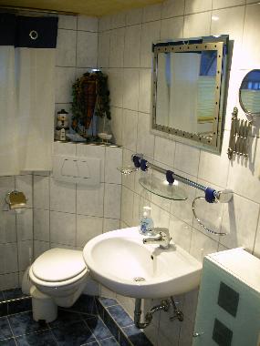 Links des separaten Eingangs befindet sich das komplett modernisierte, im maritimen Stil gehaltene B