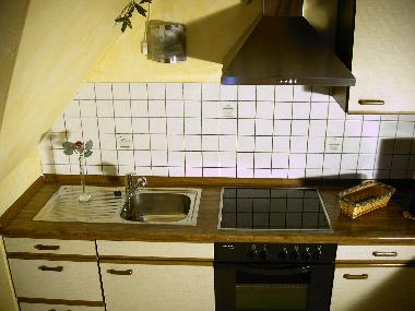 Die gro�z�gig aufgeteilte K�che, mit edlen Rattanst�hlen, im nostalgischem Flair.