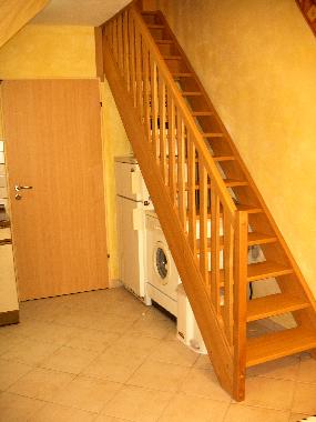 Diese massive Holztreppe f�hrt Sie direkt in das Dachgeschoss!