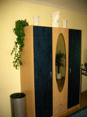 Gro�er Kleiderschrank mit digitalem Safe f�r Ihre Wertsachen!