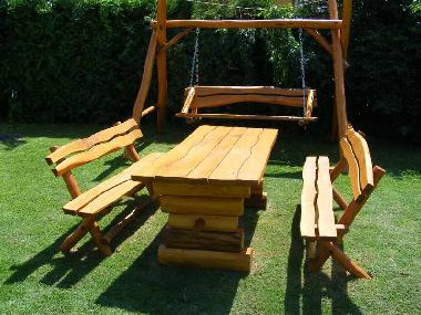 Garten mit Sitzgelegenheit und Schaukel