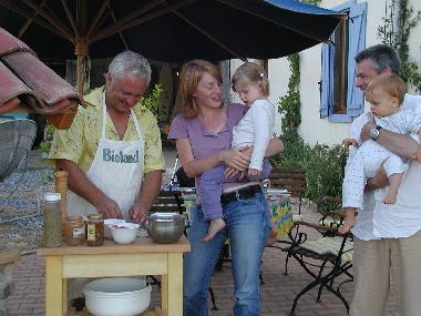 der Hausherr beim Pizzabacken