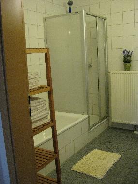 mit Wanne und Dusche