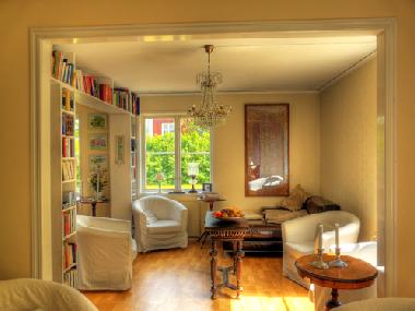 Weisse Salon mit Blick zum s�dlichen Garten Red Haven Cottage Ferienhaus Smaland S�dschweden