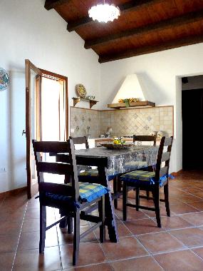 Wohnk�cke, T�r zum Balkon auf der Bergseite