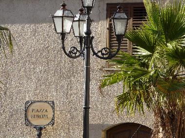 Gegen�ber dem Eingang: Piazza Europa