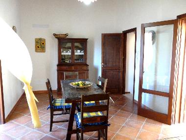 Wohnk�cke - links Balkon zum Meer, rechts Balkon zu den Bergen