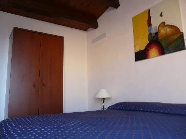 Schlafzimmer mit Doppelbett - der Schrank