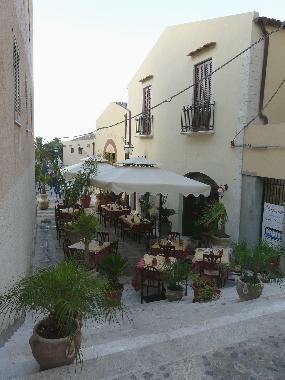 Gegen�ber dem Eingang: Restaurant und Pub