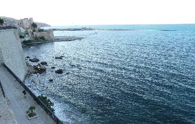 Einmal umdrehen: Blick aufs Meer und auf die Festung