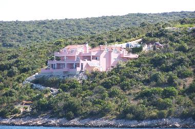 Unsere Anlage ist nur 30 m vom Wasser entfernt mit eigener Bade- und Bootsanlegestelle.