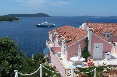 Blick vom Parkplatz auf das Apartment in der 2. Etage