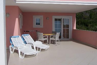 Jedes Apartment hat seine eigenen Sonnenliegen zum entspannen