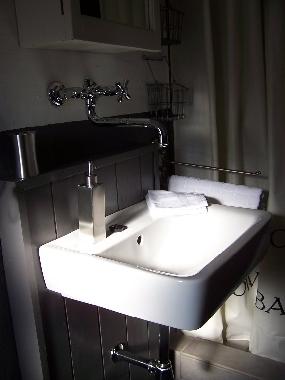 Bodengleiche, gro�z�gige Dusche, Porzellanbecken mit Kreugriffarmatur, genug Ablagefl�che...