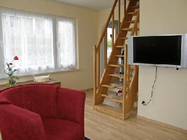 Wohnzimmer mit Blick in Richtung K�che und Treppe zum Schlafraum