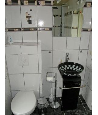 Bad mit Massagedusche und WC