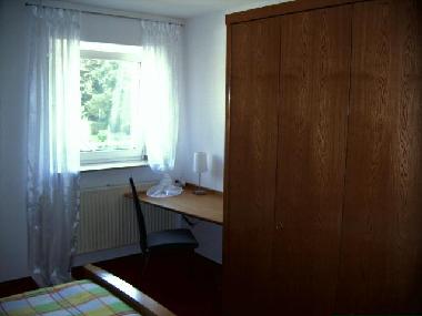 Der Schreibplatz im roten Schlafzimmer mit Lan- und Tel.-Anschlu