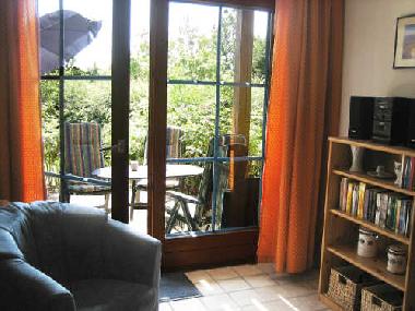 Wohnzimmer mit Blick zur Terrasse