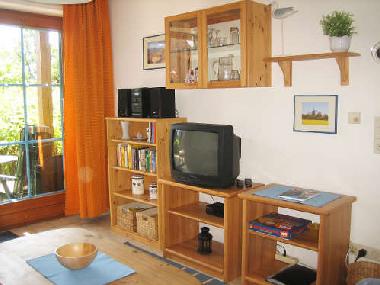 Wohnzimmer mit Stereoanlage und Farb-TV