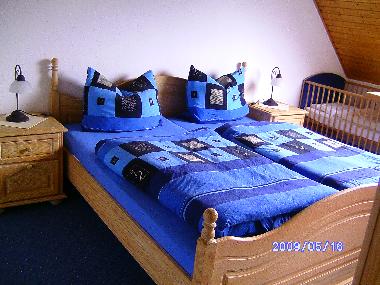 Doppelschlafzimmer, Pinie massiv mit Kinderbett