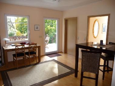 Teilansicht Wohnbereich, Ausgang zur Terrasse und Diele, Bartisch