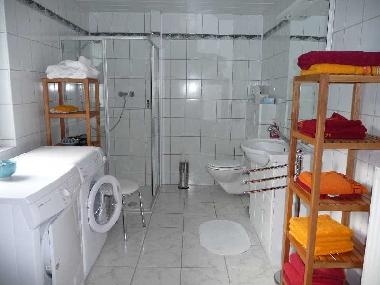 Bad mit Dusche, Waschmaschine, Trockner
