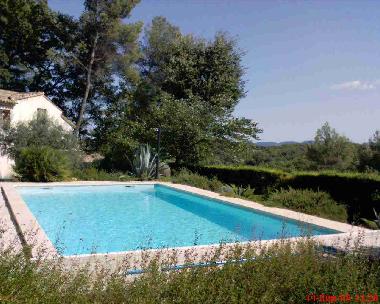 Haus, Schwimmbad und Tal