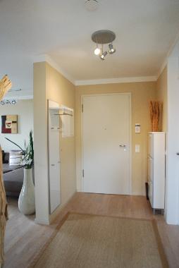 Flur mit Schuhschrank und Garderobe