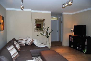 Wohnzimmer mit gro�er Ledercouch und Flachbildschirmfernseher