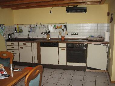 K�che mit Sp�lmaschine, Kaffeemaschine usw.