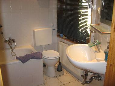 Badezimmer mit Dusche und Wanne