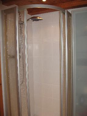 Dusche mit gro�em Duschkopf